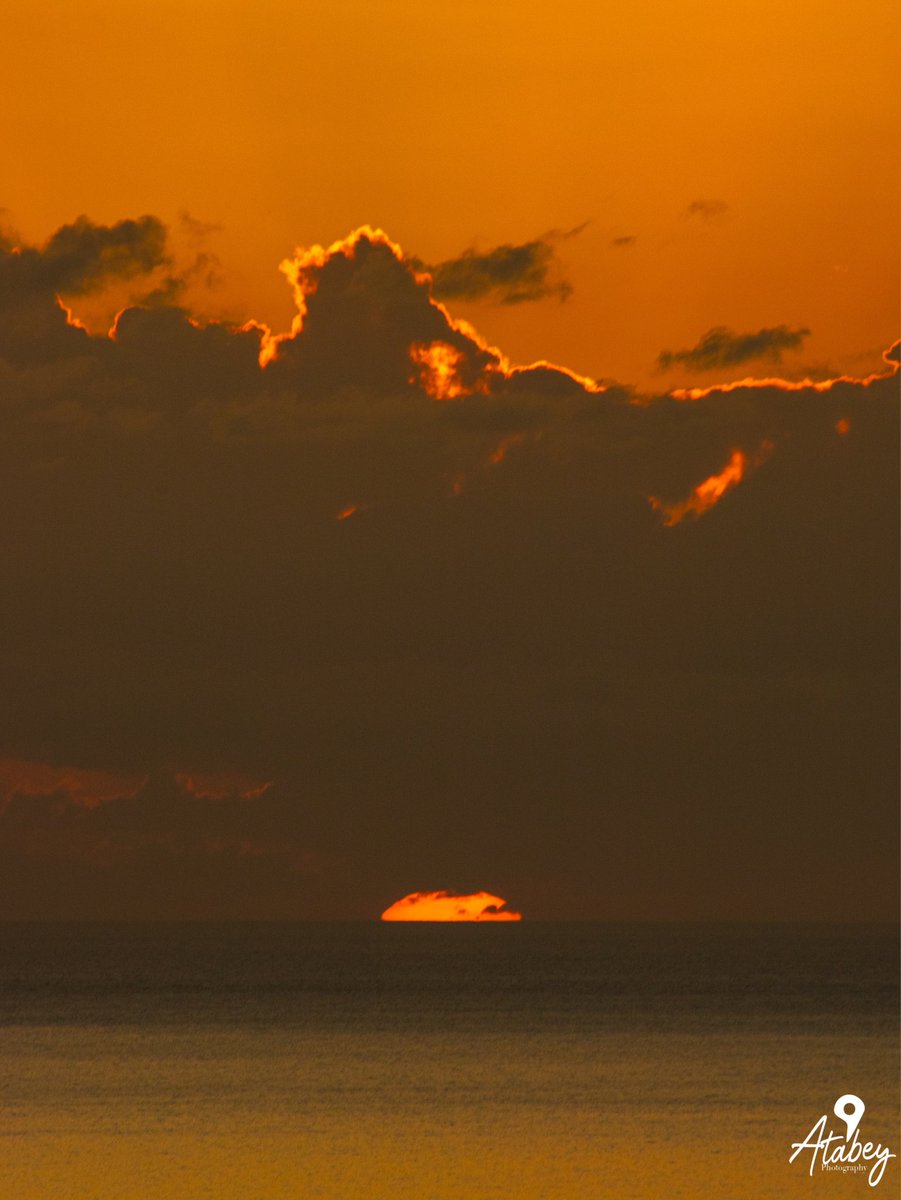 Atardecer de hoy. 🧡

📍 Las 3D Sunset Apartments
🇵🇷 Rincón, P.R. 🇵🇷

Dale "❤️" y comparte 🔃 con tus amistades y familiares. | Sígueme en Facebook, Instagram, Threads y X como @atabeyphotog. | ♻️ Cuida el medioambiente y llévate tu basura. 🚯