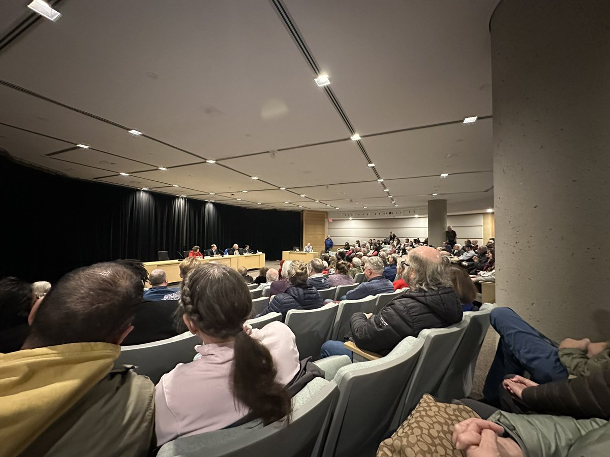 JillMSkinner's tweet image. Attending Community Associations (10) supported AllCandidates event at #BenFranklinPlace representatives from @CanadianGreens @NDP @peoplespca and @liberal_party w #JonWilling as Moderator Surprisingly the PC candidate is not present despite a full house #OpportunityMissed