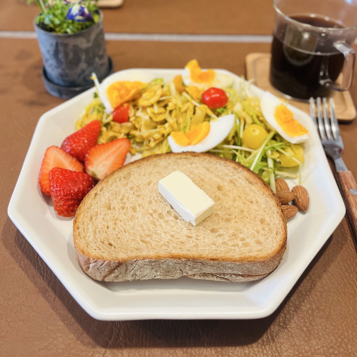 sakurako_diary's tweet image. おはもに🐥☀️

夜は前駆来ず、おベビちゃんの大運動会に夜通しお付き合いして朝を迎えました(もはやデフォ)👶🏻🦖⸒⸒

今朝は久々全粒粉パン。
大っきくて美味して満足🤤

サラダは昨日の残り。
ちくわは地味に糖質あるけどどうなるかな。

皆様素敵な1日を🥰

 #おうちごはん  #パン派  #妊娠糖尿病