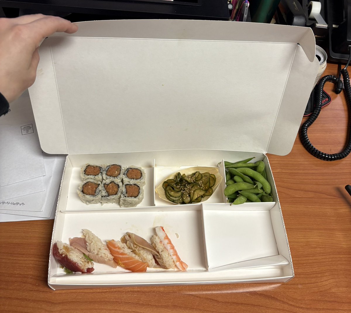 Pnkels's tweet photo. @UberEats @sushirokula What I ordered vs what I got. wtf @sushirokula https://t.co/AmyTV8KWbr