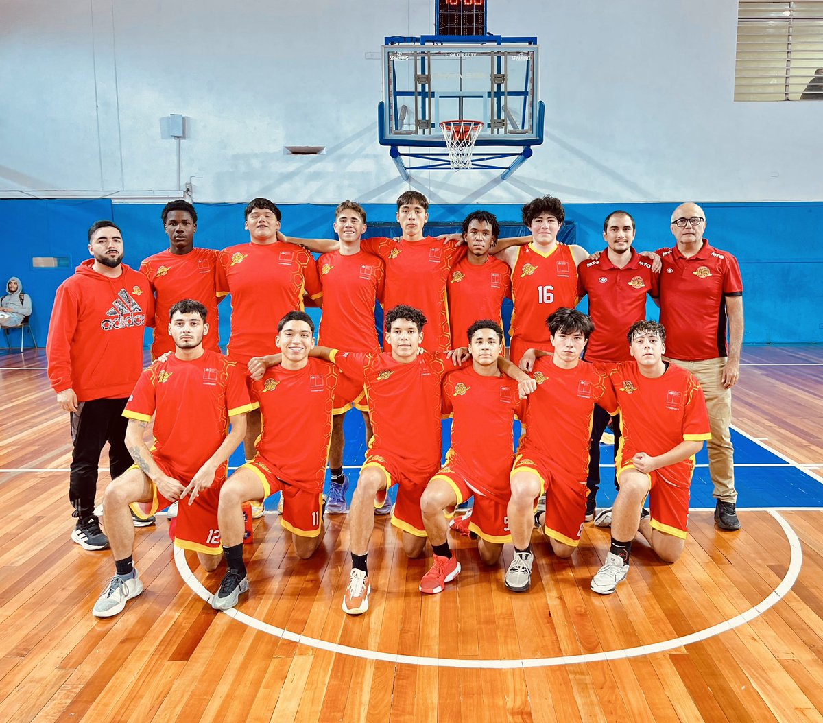 axelpickett's tweet photo. Una arrancada para volver a ser ayudante del brillante Antón @PickettAP8 para dirigir a la U19 de nuestro querido Club @EstudiantesStgo. Además, con una victoria frente al buen equipo de La Granja en el Torneo Ítalo Hispano. #FamiliaCES https://t.co/AEyEVymTJ2