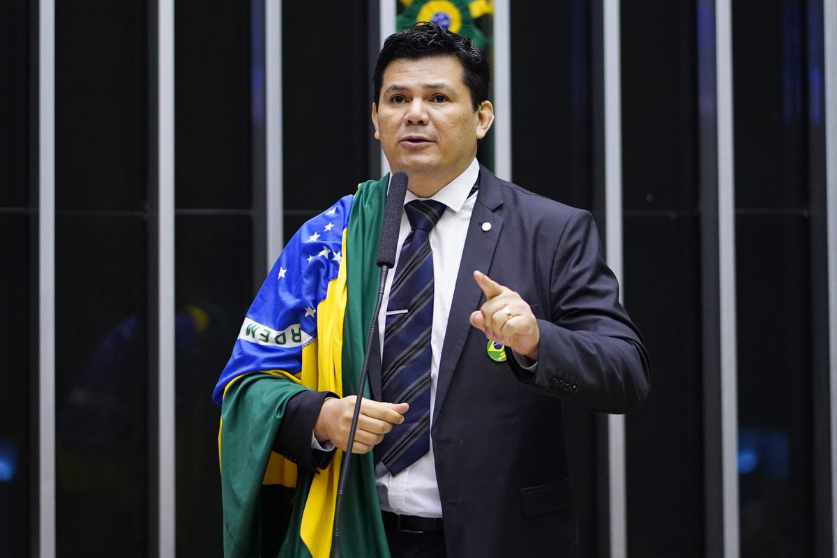 Este é Gilvan da Federal, deputado federal do PL - ES, a poucos instantes desejou a morte do Presidente Lula dentro do Congresso Nacional!! Onde está o Conselho de ética? Tem que ser cassado!!!