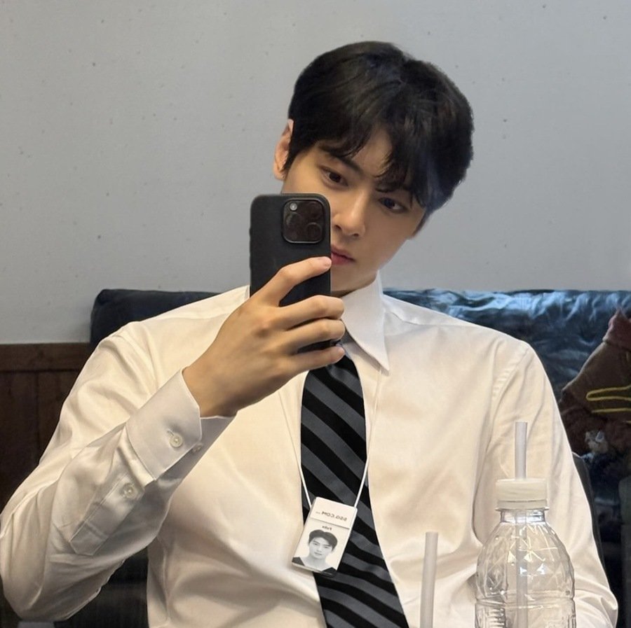 ChaEunwooINTL's tweet photo. [🔥] Felix (Cha Eunwoo) effect!

“https://t.co/MsleelS6ll’s beauty section, 'Beauty of SSG,' is capturing both interest and fun with a 'sub-character' marketing campaign led by Cha Eunwoo.”

“On April 1st, April Fools' Day, a marketing representative named 'Felix,' who looks exactly like Cha Eunwoo, appeared on the official Instagram account of https://t.co/MsleelS6ll’s beauty section, 'Beauty of SSG.' While it was clear to anyone that he resembled Cha Eunwoo, he introduced himself as 'Felix' and revealed that he would be managing the 'Beauty of SSG' Instagram account. In response to the ongoing doubts from people, he even shared his employee ID, continuing an interesting "tiki-taka" interaction with netizens.

According to a report from Brand Brief on the 9th, https://t.co/MsleelS6ll recently selected Cha Eunwoo as the model for 'Beauty of SSG' and has been conducting marketing activities that allow them to communicate more closely with consumers through the sub-character (sub-character) 'Felix.' Instead of merely using Cha Eunwoo as a typical advertising model, they are promoting a differentiated brand communication by presenting him as 'Felix, the youngest member of the Beauty of SSG brand marketing team.'

The 'Felix' effect has led to an explosive response from the brand. Every post shared by 'Felix' receives hundreds of thousands of likes and thousands of comments. Netizens have responded with comments such as, "How beautiful must the things shown by this person be to have him as the representative? I’m betting my entire salary on Beauty of SSG, so please also manage my bank account from now on. You can trust me with both my money and my heart," "So, Felix, which floor and office at https://t.co/MsleelS6ll do you work at?" "Cha Eunwoo even liked this," and "Felix, I have a question! What lipstick color does Cha Eunwoo use in photo shoots? I want to buy that color!"

On Instagram, the attention is now more focused on the sub-character 'Felix' rather than the model 'Cha Eunwoo.' As Cha Eunwoo is currently active as an advertising model for various brands, there was a potential risk of his image being overexposed or overlapping. However, the use of 'Felix' for 'Beauty of SSG' is being praised as a differentiated marketing strategy.”

#CHAEUNWOO #차은우 #BeautyofSSG
#チャウヌ #车银优 #ชาอึนอู #車銀優