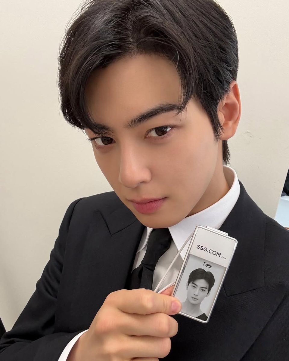 ChaEunwooINTL's tweet photo. [🔥] Felix (Cha Eunwoo) effect!

“https://t.co/MsleelS6ll’s beauty section, 'Beauty of SSG,' is capturing both interest and fun with a 'sub-character' marketing campaign led by Cha Eunwoo.”

“On April 1st, April Fools' Day, a marketing representative named 'Felix,' who looks exactly like Cha Eunwoo, appeared on the official Instagram account of https://t.co/MsleelS6ll’s beauty section, 'Beauty of SSG.' While it was clear to anyone that he resembled Cha Eunwoo, he introduced himself as 'Felix' and revealed that he would be managing the 'Beauty of SSG' Instagram account. In response to the ongoing doubts from people, he even shared his employee ID, continuing an interesting "tiki-taka" interaction with netizens.

According to a report from Brand Brief on the 9th, https://t.co/MsleelS6ll recently selected Cha Eunwoo as the model for 'Beauty of SSG' and has been conducting marketing activities that allow them to communicate more closely with consumers through the sub-character (sub-character) 'Felix.' Instead of merely using Cha Eunwoo as a typical advertising model, they are promoting a differentiated brand communication by presenting him as 'Felix, the youngest member of the Beauty of SSG brand marketing team.'

The 'Felix' effect has led to an explosive response from the brand. Every post shared by 'Felix' receives hundreds of thousands of likes and thousands of comments. Netizens have responded with comments such as, "How beautiful must the things shown by this person be to have him as the representative? I’m betting my entire salary on Beauty of SSG, so please also manage my bank account from now on. You can trust me with both my money and my heart," "So, Felix, which floor and office at https://t.co/MsleelS6ll do you work at?" "Cha Eunwoo even liked this," and "Felix, I have a question! What lipstick color does Cha Eunwoo use in photo shoots? I want to buy that color!"

On Instagram, the attention is now more focused on the sub-character 'Felix' rather than the model 'Cha Eunwoo.' As Cha Eunwoo is currently active as an advertising model for various brands, there was a potential risk of his image being overexposed or overlapping. However, the use of 'Felix' for 'Beauty of SSG' is being praised as a differentiated marketing strategy.”

#CHAEUNWOO #차은우 #BeautyofSSG
#チャウヌ #车银优 #ชาอึนอู #車銀優