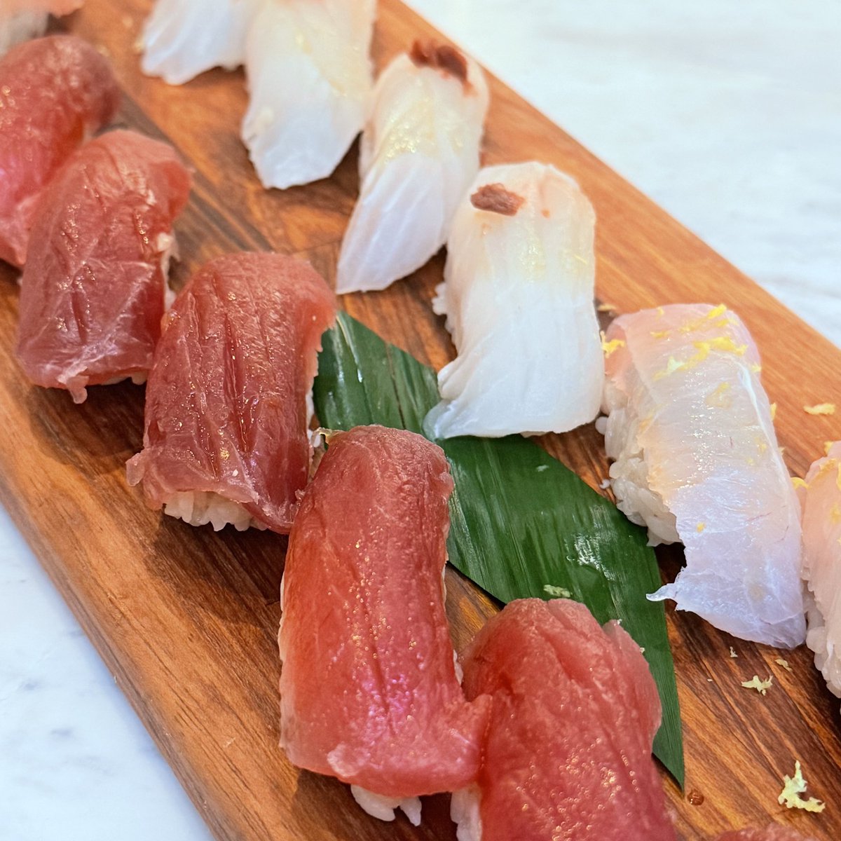 thiagobarrosnut's tweet photo. 2. Nigiri japonês 

Nigiri de peixe branco: ~40-50 kcal cada. 
Nigiri de atum: ~50-60 kcal cada. 

Total: ~400 kcal, 35 g de proteínas e 40 g de carboidratos.