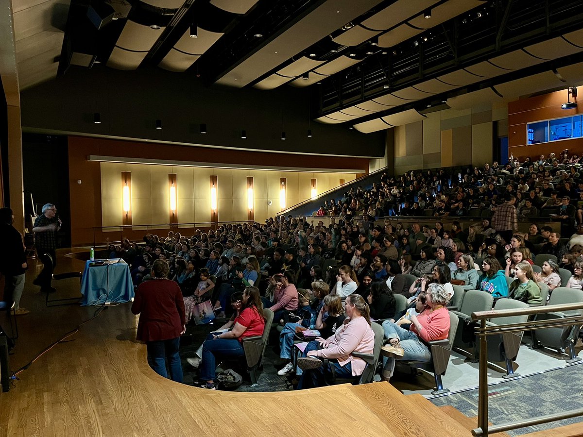 DecaturBulldogs's tweet image. Another inspiring day at DHS! We partnered with Little Shop of Stories to host Raina Telgemeier &amp;amp; Scott McCloud, co-authors of The Cartoonists Club.

They emphasized the power of pairing storytelling and visuals to build community, spark connection, and support one another! 📚📕