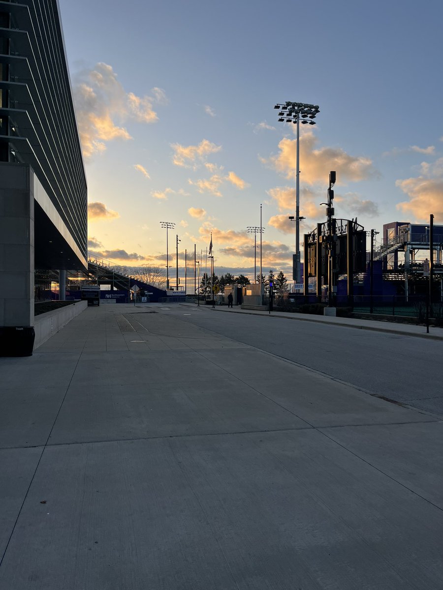 fintan_lenn's tweet image. I had a great time today with my teammates at Northwestern. Thank you to the coach’s and staff for having us and showing us around. @HawksMaine @NUFBFamily @HarlonBarnett @ExtraMedium22 @Coach_McGarigle @EDGYTIM @northwestern