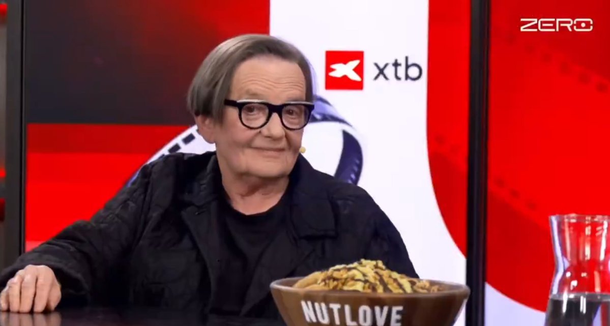 Sluzby_w_akcji's tweet photo. NIESAMOWITE. Agnieszka Holland w rozmowie z Robertem Mazurkiem w Kanale Zero powiedziała o imigrantach na granicy Białoruskiej:  "Ręczę, że ci, którzy są przy granicy polsko-białoruskiej to nie są przestępcy. To są najróżniejsi ludzie, robotnicy, lekarze, fryzjerzy, niektórzy spędzili w obozach dla uchodźców całe swoje życie."

Dodała, że jest bardziej zadowolona z obecnego rządu niż z poprzedniego, ale nie pochwala polityki migracyjnej Donalda Tuska, którą uważa za grę polityczną, służącą danemu celowi.

Ależ oczywiście! To lekarze rzucają kamieniami w naszych funkcjonariuszy, to inżynierowie przecinają kątówką ogrodzenie, a przemytnicy to tak naprawdę z zawodu piloci wycieczek. Ciekawe, jaką profesję miał ten, co zabił polskiego żołnierza!

Zdjęcie: Kanał Zero