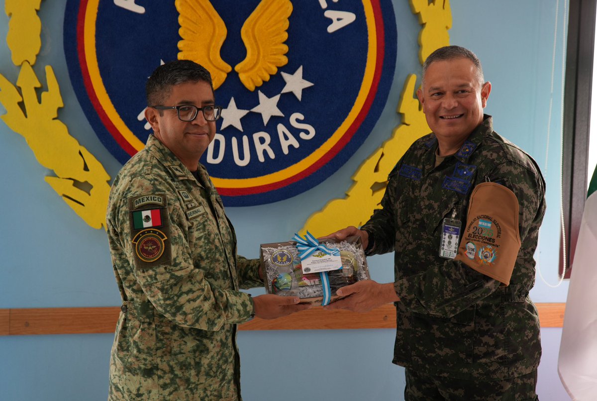 AereaHn's tweet photo. #ActualidadFAH || El Señor Inspector General de Tú #FuerzaAéreaHn Coronel de Aviación DEMA Manuel Antonio Recarte Romero, recibió en audiencia de presentación al Agregado Militar y Aéreo de los Estados Unidos Mexicanos General Brigadier E.M Pedro Hernández Bernal.
Este encuentro reafirma el compromiso de fortalecer los lazos de amistad que existen entre ambas naciones.
#FAHcontigo “Las Alas de Honduras” #CentinelasDelAire #94añosFAH
#200AñosAlServicioDeLaNación
