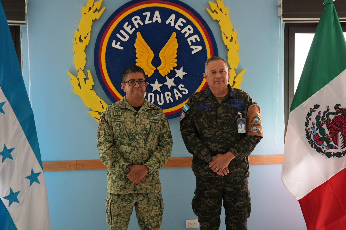 AereaHn's tweet photo. #ActualidadFAH || El Señor Inspector General de Tú #FuerzaAéreaHn Coronel de Aviación DEMA Manuel Antonio Recarte Romero, recibió en audiencia de presentación al Agregado Militar y Aéreo de los Estados Unidos Mexicanos General Brigadier E.M Pedro Hernández Bernal.
Este encuentro reafirma el compromiso de fortalecer los lazos de amistad que existen entre ambas naciones.
#FAHcontigo “Las Alas de Honduras” #CentinelasDelAire #94añosFAH
#200AñosAlServicioDeLaNación