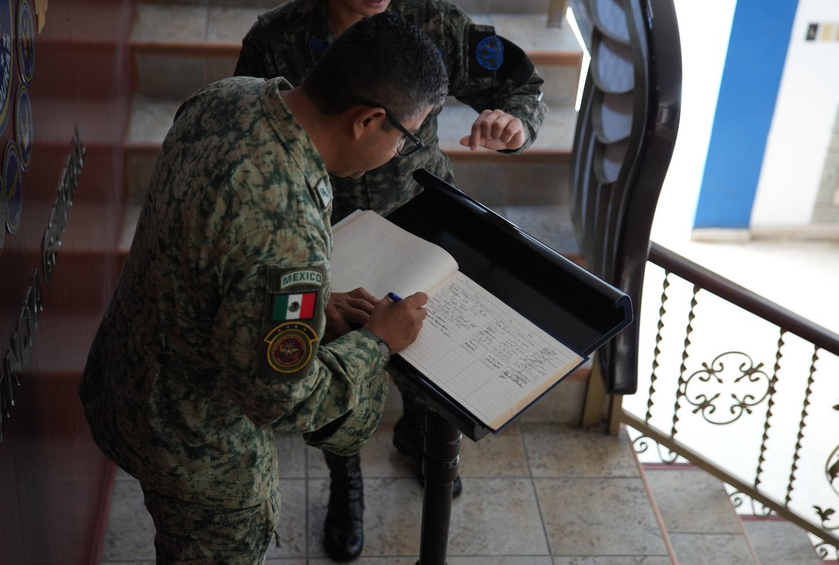 AereaHn's tweet photo. #ActualidadFAH || El Señor Inspector General de Tú #FuerzaAéreaHn Coronel de Aviación DEMA Manuel Antonio Recarte Romero, recibió en audiencia de presentación al Agregado Militar y Aéreo de los Estados Unidos Mexicanos General Brigadier E.M Pedro Hernández Bernal.
Este encuentro reafirma el compromiso de fortalecer los lazos de amistad que existen entre ambas naciones.
#FAHcontigo “Las Alas de Honduras” #CentinelasDelAire #94añosFAH
#200AñosAlServicioDeLaNación