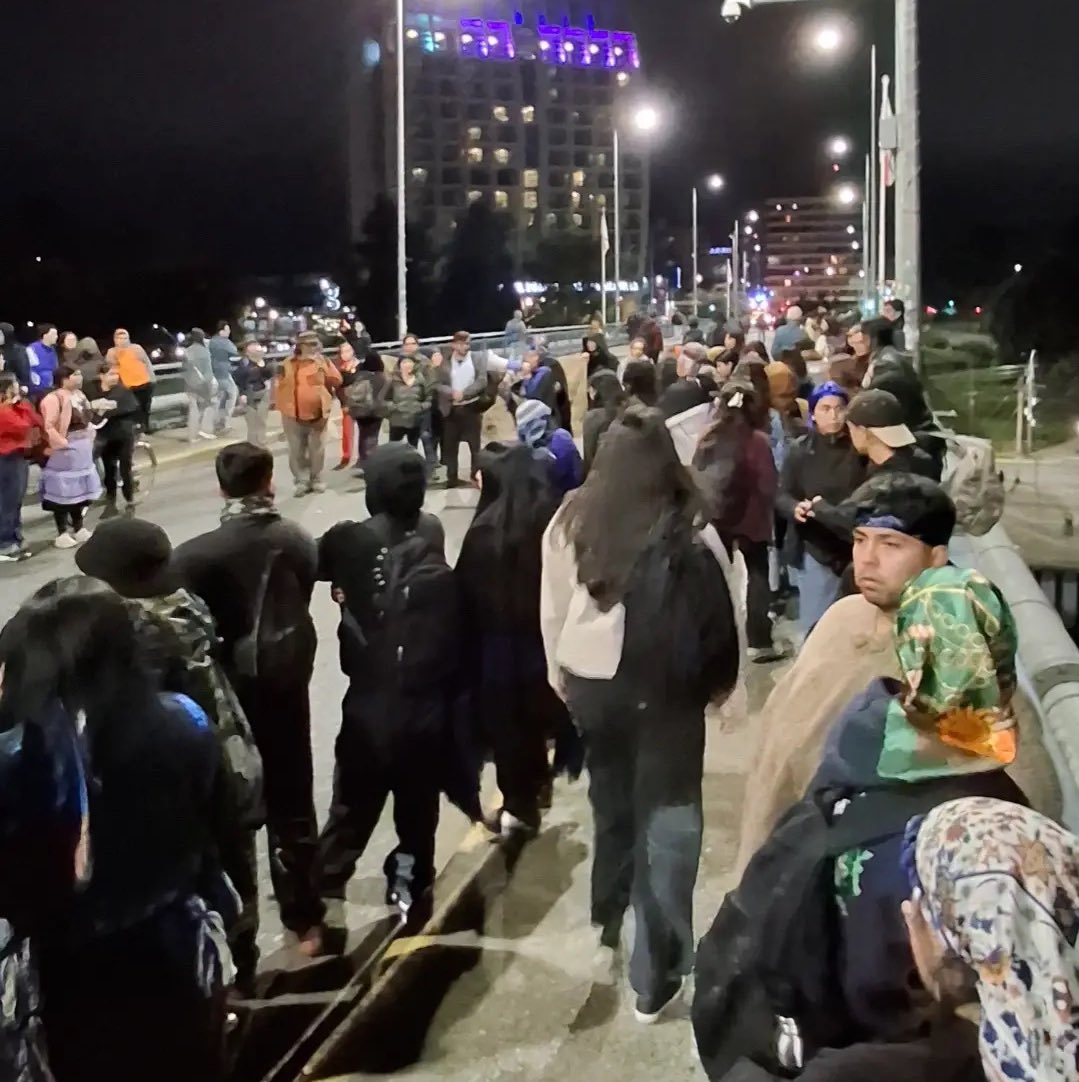 🔴AHORA | Manifestación en el Puente Pedro de Valdivia en la ciudad de Valdivia al cumplirse cinco meses de la desaparición de Julia Chuñil en Máfil

#LosRios #ValdiviaCL