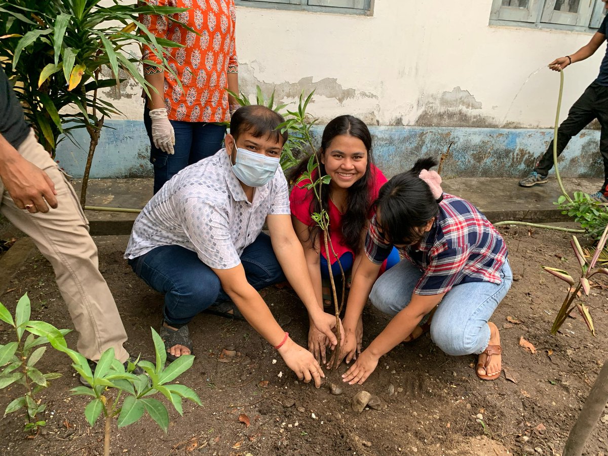 CHS1979_NBU's tweet photo. Professors, students, research scholars &amp; staff at Centre for Himalayan Studies united to clean our garden &amp; plant new life, inspired by Shri Amrendra Pandey’s vision. Creating an Oxygen Garden for a greener tomorrow! 🌱💚 #NBUGreenRevolution #WEARECHS https://t.co/NKJh3QkHwN