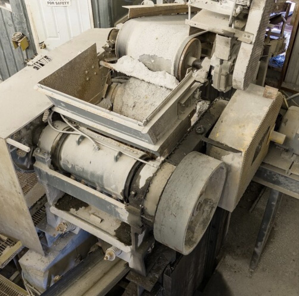 SavonaEquipment's tweet image. Cedarapids 1836 twin jaw crusher. 48-220TPH capacity. 18in by 36in feed opening, 2in -5in discharge size. 125HP electric drive motor. savonaequipment.com/en/cedarapids-… #jawcrusher #rockcrushing #crusher #crushing #hardrock