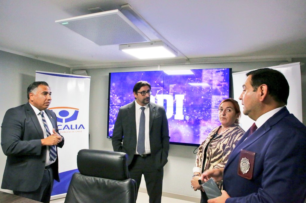 SpdTarapaca's tweet photo. Este martes, la Seremi (i) de Seguridad Pública, Ana María Peralta, conoció los detalles de la investigación liderada por la Unidad de Género de la @FiscaliaIRegion y la @PDI_Tarapaca, que permitió la formalización de un imputado por el delito de femicidio frustrado. https://t.co/GmOjIuldH1