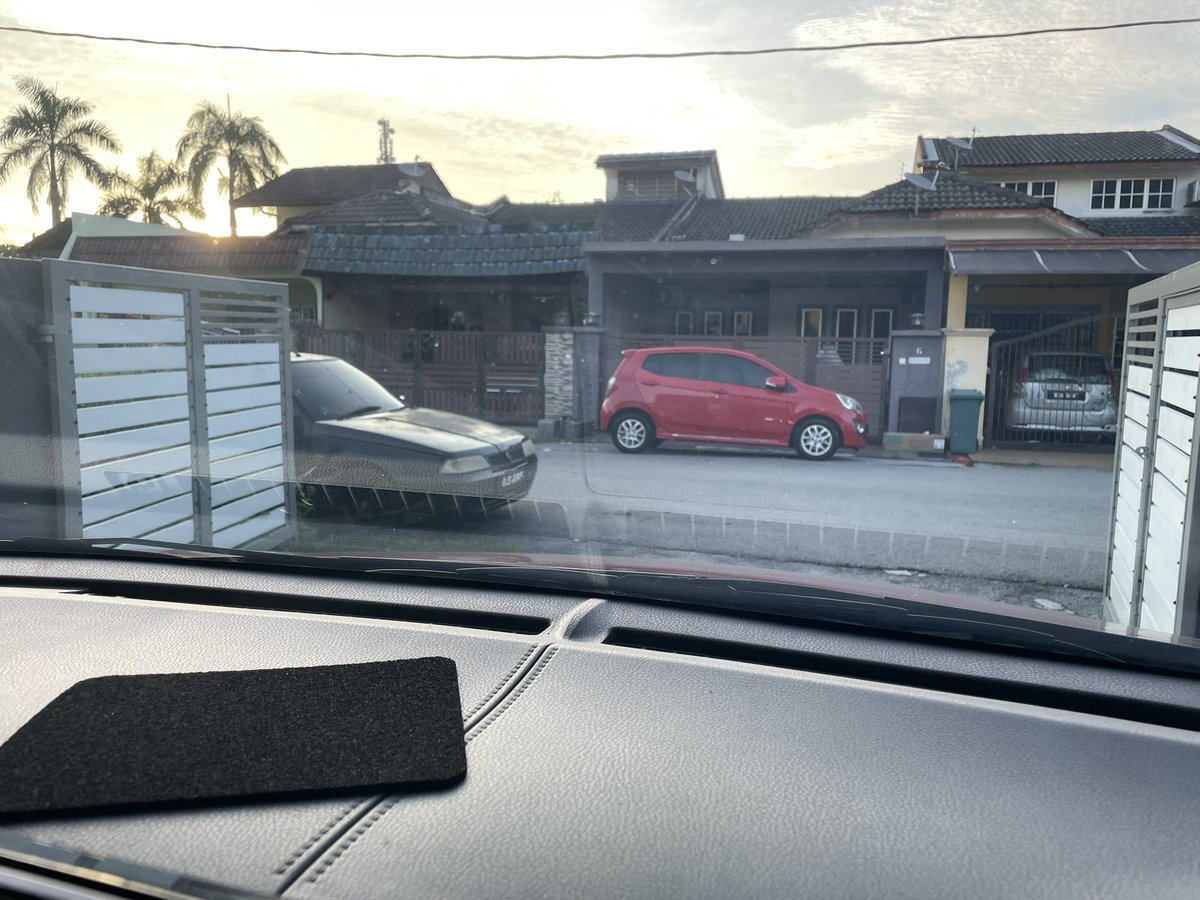 usehashim's tweet photo. @mpkajang apa perlu buat dgn jiran yg selalu halang laluan keluar nie? https://t.co/WFgje7RGkj