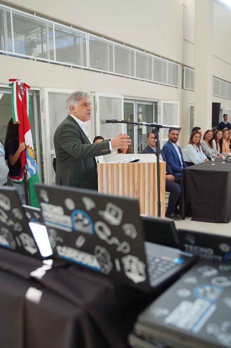 gobdecordoba's tweet photo. 💻 El gobernador también entregó a las autoridades de las escuelas 50 netbooks con carro de carga. Además, comprometió fondos dentro del #FOCOM para la ejecución de cordón cuneta y pavimentación de Acceso al Polo Educativo de Barrio Loza. 🏗️
Por otra parte, otorgamos 128 créditos del #BancoDeLaGente , y entregamos escrituras sociales a familias. Los clubes y #Bomberos Voluntarios de la zona también recibieron aportes. 💪
#SeguimosHaciendo #CórdobaNoPara #Educación
