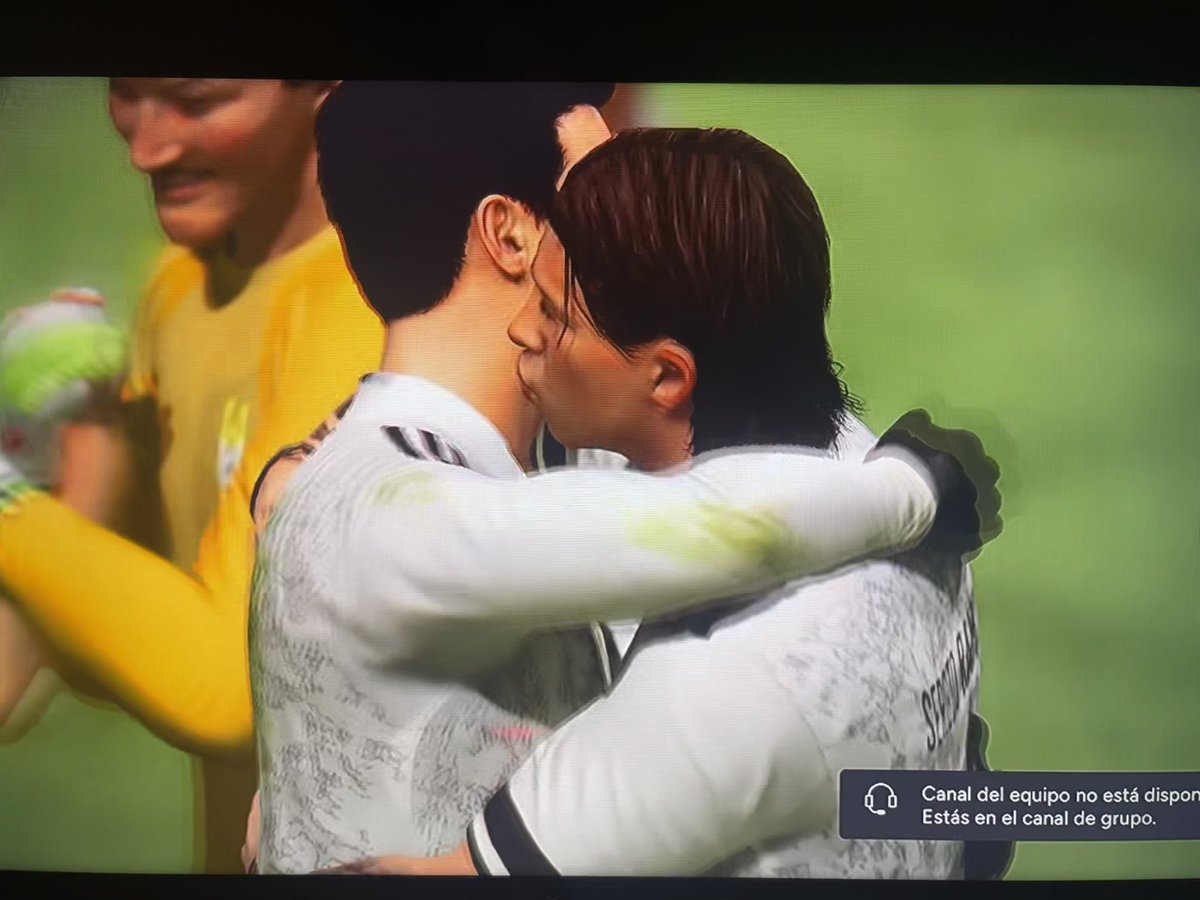 Fabriziorum93's tweet photo. EXCLUSIVA!!! Ramos intenta calentar a Gareth en plena celebración y este le dice “un piquito?”

Se rumorea que se encuentran en la ducha dándole al manojo https://t.co/ABKz8ZsH7h