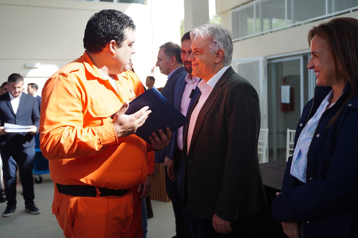 gobdecordoba's tweet photo. 💻 El gobernador también entregó a las autoridades de las escuelas 50 netbooks con carro de carga. Además, comprometió fondos dentro del #FOCOM para la ejecución de cordón cuneta y pavimentación de Acceso al Polo Educativo de Barrio Loza. 🏗️
Por otra parte, otorgamos 128 créditos del #BancoDeLaGente , y entregamos escrituras sociales a familias. Los clubes y #Bomberos Voluntarios de la zona también recibieron aportes. 💪
#SeguimosHaciendo #CórdobaNoPara #Educación