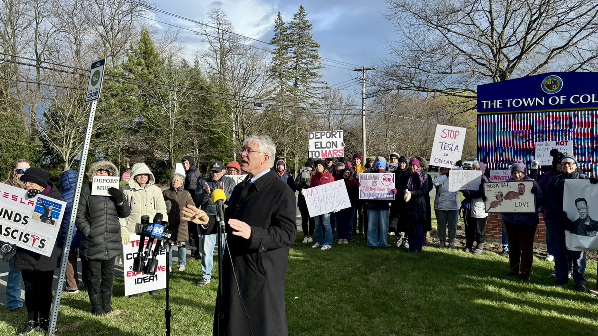 PatriciaFahy46's tweet photo. I joined concerned residents in Colonie to say no to more vacant and un-utilized buildings supported by taxpayers, and no to Tesla here in our backyard.

Taxpayers should not have to front the bill for a billionaire’s increasingly unprofitable and volatile company, and I’m pushing state legislation to address this issue.