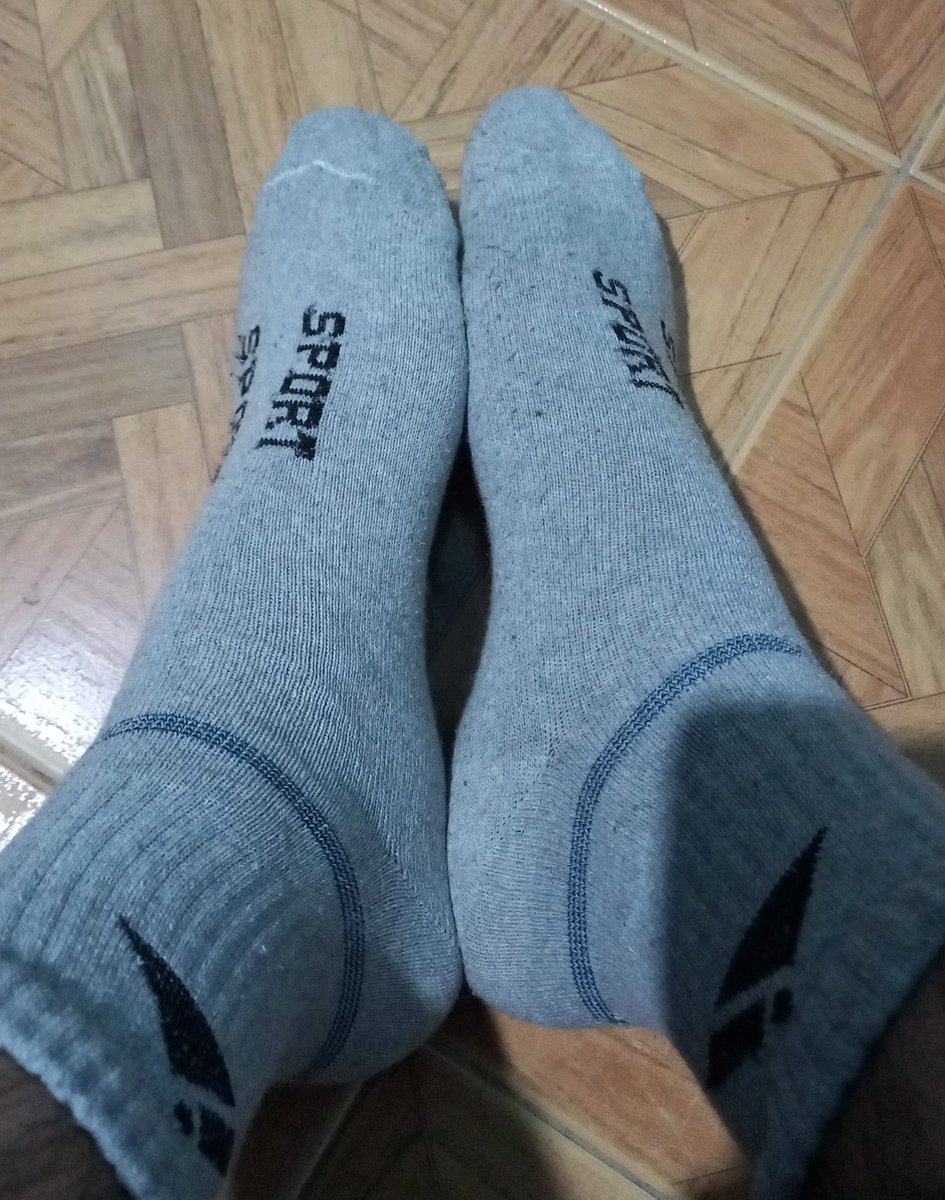 Alguna perra que quiera sacarme las medias con su boca para luego lamer mis pies

#humillación #feet