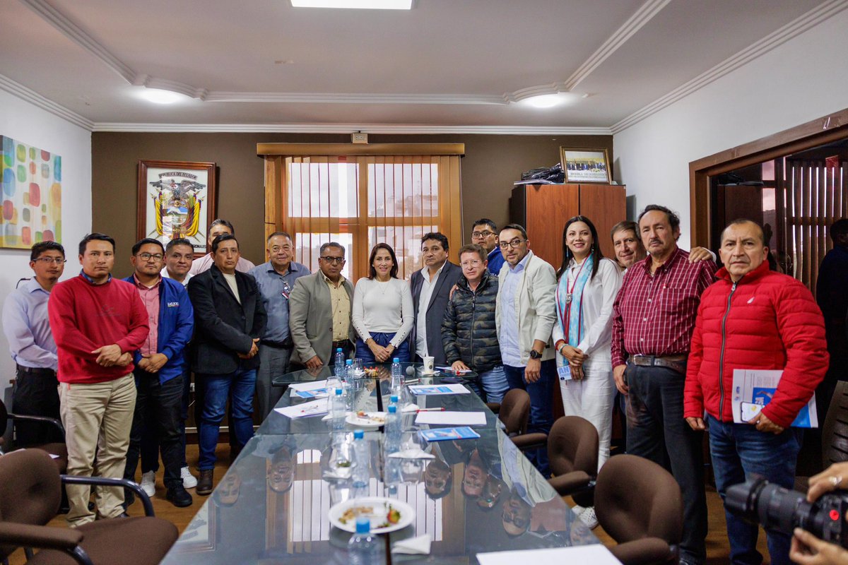 LuisaGonzalezEc's tweet photo. Hoy en Cuenca me reuní con representantes del sector transportista. Su realidad no puede seguir siendo ignorada.

Vamos a fortalecer la infraestructura vial en Azuay para conectar sus rutas con el país, mejorar sus condiciones laborales y garantizar su seguridad.

El plan está claro y lo vamos a ejecutar ¡Ellos mueven el Ecuador! 

#LuisaPorLaVida
#LuisaPresidenta🇪🇨
