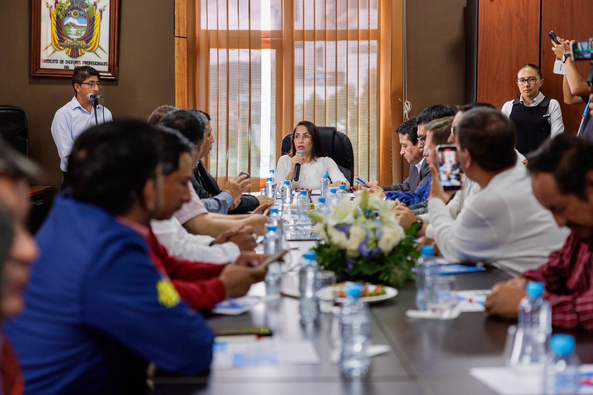 LuisaGonzalezEc's tweet photo. Hoy en Cuenca me reuní con representantes del sector transportista. Su realidad no puede seguir siendo ignorada.

Vamos a fortalecer la infraestructura vial en Azuay para conectar sus rutas con el país, mejorar sus condiciones laborales y garantizar su seguridad.

El plan está claro y lo vamos a ejecutar ¡Ellos mueven el Ecuador! 

#LuisaPorLaVida
#LuisaPresidenta🇪🇨