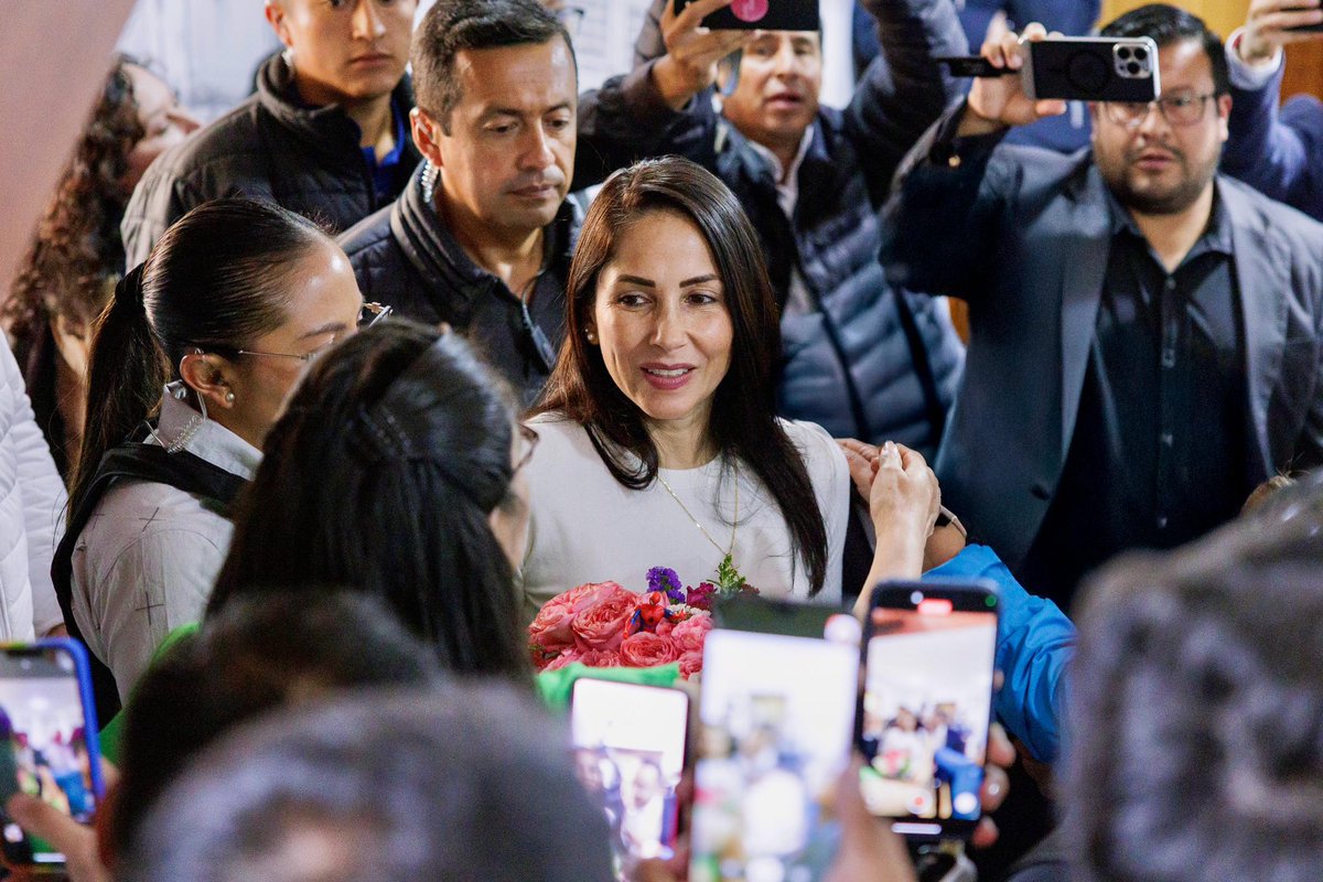 Hoy en Cuenca me reuní con representantes del sector transportista. Su realidad no puede seguir siendo ignorada.

Vamos a fortalecer la infraestructura vial en Azuay para conectar sus rutas con el país, mejorar sus condiciones laborales y garantizar su seguridad.

El plan está