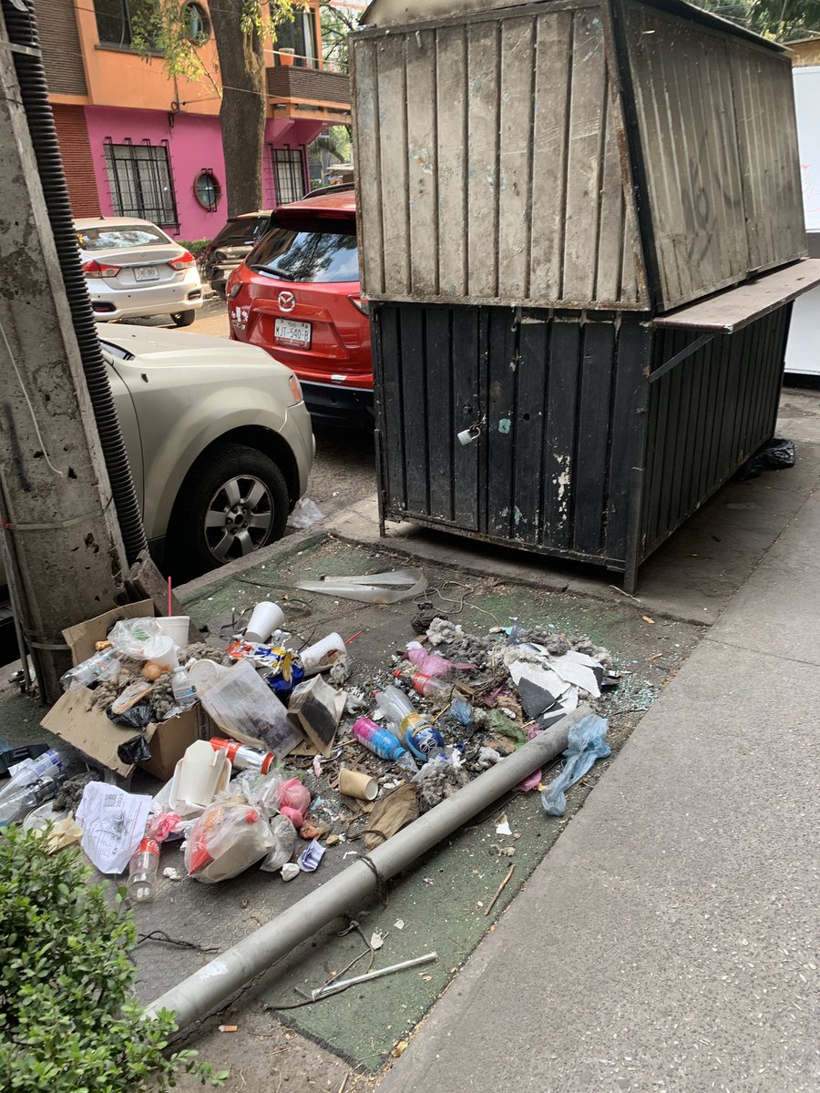 eduardo_corz0's tweet photo. @erikayazminrg @AlessandraRdlv Donde puedo reportar estos puestos que llevan meses abandonados, solo generan basura y no están regulados? Tepic esq Tlacotalpan, Col Rom Sur https://t.co/FoZjQsVq3g