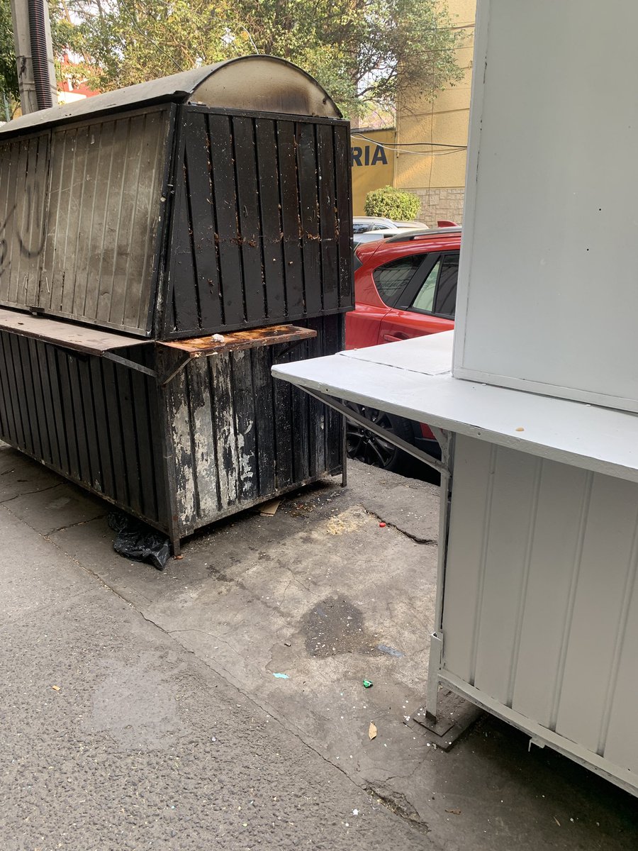 eduardo_corz0's tweet photo. @erikayazminrg @AlessandraRdlv Donde puedo reportar estos puestos que llevan meses abandonados, solo generan basura y no están regulados? Tepic esq Tlacotalpan, Col Rom Sur https://t.co/FoZjQsVq3g