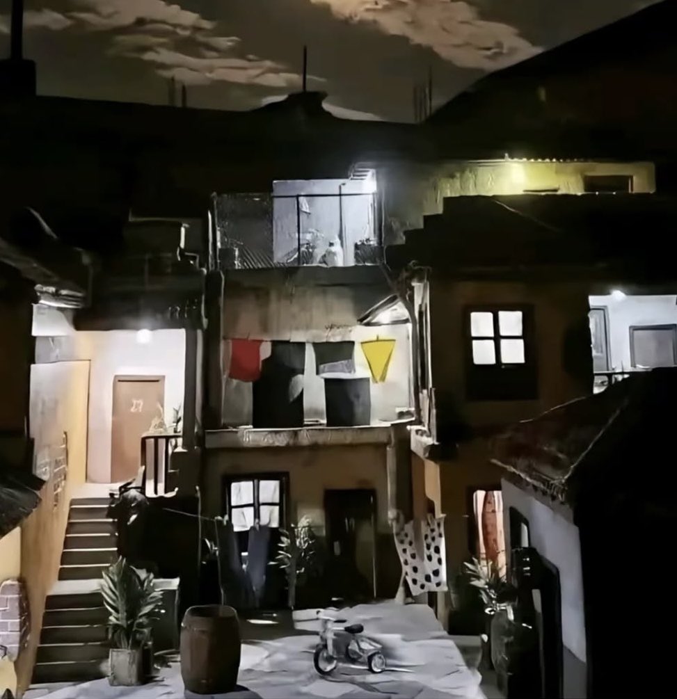 ohernandezk's tweet photo. eu sei, eu também nunca tinha visto a vila do chaves dessa forma... 🥹 https://t.co/tk0eFecu54