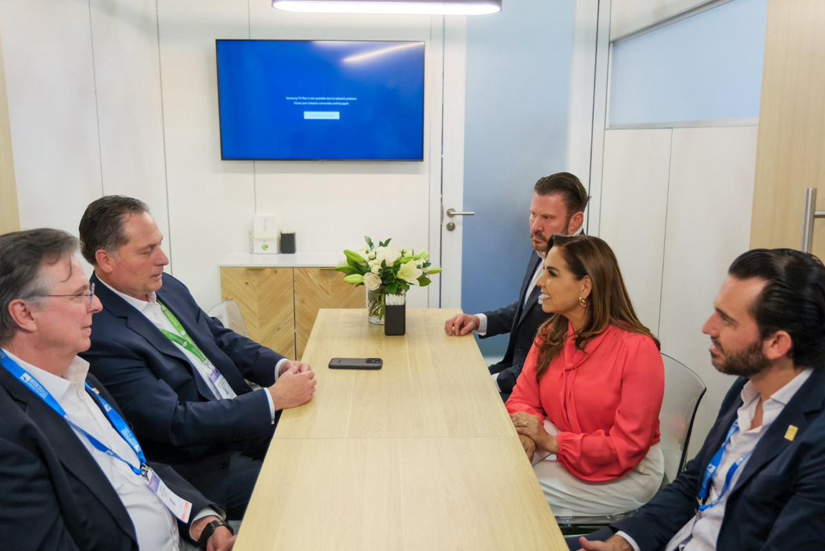 bernardocuetomx's tweet photo. Seguimos fortaleciendo alianzas en Miami. Acompañé a la gobernadora @MaraLezama en reuniones con altos ejecutivos de #SSAMarine y Pierfrancesco Vago, Presidente Ejecutivo de @MSCCruisesUSA. 🚢
Dialogamos sobre nuevas inversiones, el fortalecimiento de nuestros puertos y proyectos estratégicos como el #TrenMaya y el Aeropuerto de #Tulum.