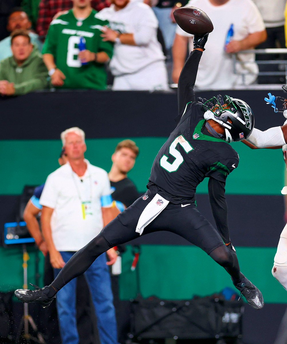 SharpFootball's tweet photo. Garrett Wilson:

1 of 8 players to hit 1,000 receiving yards in each of their first 3 seasons in the NFL (since 2000)

1 of 9 players to hit 1,000 receiving yards each of the last 3 seasons

the 10th most receiving yards the last 3 seasons

did all of that with 7 QBs:

Zach Wilson, Mike White, Joe Flacco, Chris Streveler, Trevor Siemian, Tim Boyle, Tyrod Taylor & the ghost of Aaron Rodgers

more: https://t.co/kcv9OuzjSY
