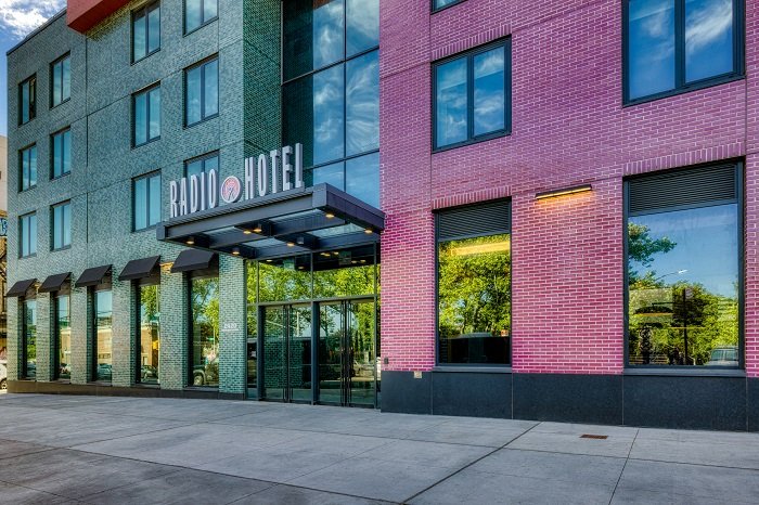 latablablog's tweet photo. #Tablazo Antonio Espaillat López, propietario junto a su familia de la discoteca #JetSet cuyo derrumbe deja al menos 50 muertes, inauguró en 2022 el hotel "boutique" #RadioHotel, en Upp Manhattan, NYC (mínimo $160/noche). Solo la construcción del edificio costó 300 millones $$. https://t.co/uQgxMOg0OJ