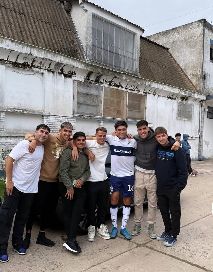 ✔️🐺 Gonzalo González volvió a jugar tras sufrir la rotura del tendón de Aquiles en julio.

🔙👏🏼 Cuando le tocó jugar en Primera, lo hizo de manera correcta.

📸 ¿En la foto? Con Nacho Miramon, Alan Lescano y Nahuel Manganelli, con los que tiene muy buena relación.

#CGE #GELP
