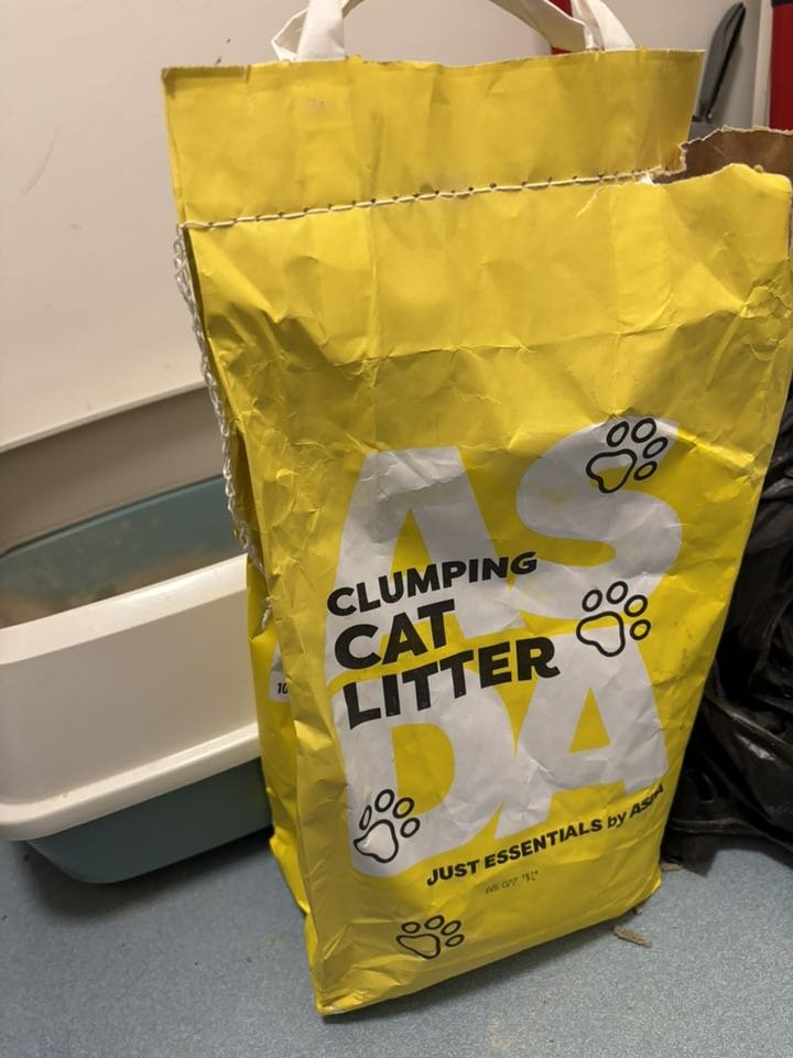 Deadhellhound's tweet image. #Asda @AsdaServiceTeam 
I am totally disgusted , I have bought this cat litter for nearly 2 years, no issue, but this bag is beyond cutting corners! there is so much dust in it, I now need a rug doctor for the carpets and a deep clean on bathroom floor! HELP
