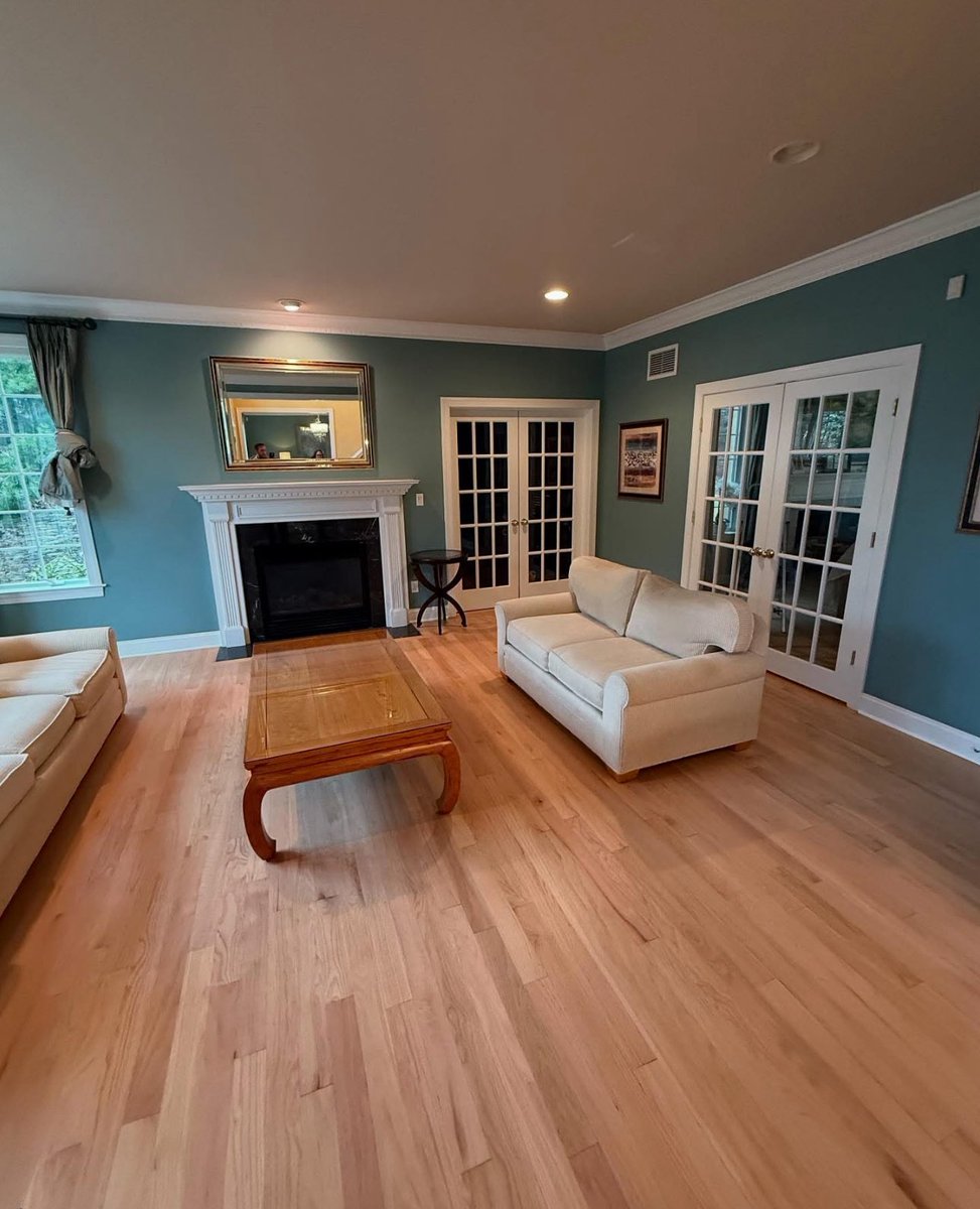 vgjfloors's tweet photo. This is a final project. All the furniture is back on the house look gorgeous the red oak with the satin finish. bona traffic hd #bona #oak #oakfloor #projectcomplet #fyp #fypシviral #floor #sanding #woodrefinish https://t.co/5oK6VZZuj0