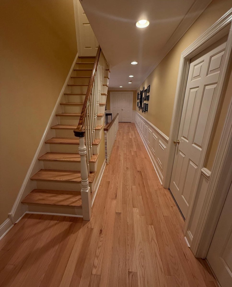 vgjfloors's tweet photo. This is a final project. All the furniture is back on the house look gorgeous the red oak with the satin finish. bona traffic hd #bona #oak #oakfloor #projectcomplet #fyp #fypシviral #floor #sanding #woodrefinish https://t.co/5oK6VZZuj0