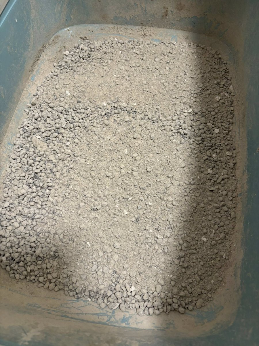 Deadhellhound's tweet image. #Asda @AsdaServiceTeam 
I am totally disgusted , I have bought this cat litter for nearly 2 years, no issue, but this bag is beyond cutting corners! there is so much dust in it, I now need a rug doctor for the carpets and a deep clean on bathroom floor! HELP