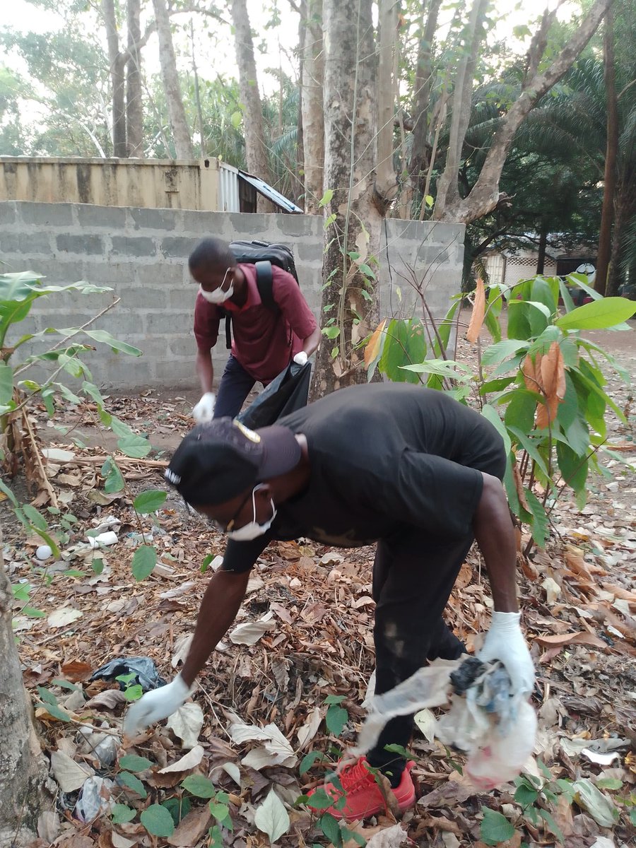 AlphaAm50113087's tweet photo. As part of the CEU-UniMak project, Dear Plastic conducted a cleaning exercise last week at the Fatima Campus of the University of Makeni. The activity brought together the Dear Plastic team and UniMak support staff ( cleaners). https://t.co/QvavHEfpA7