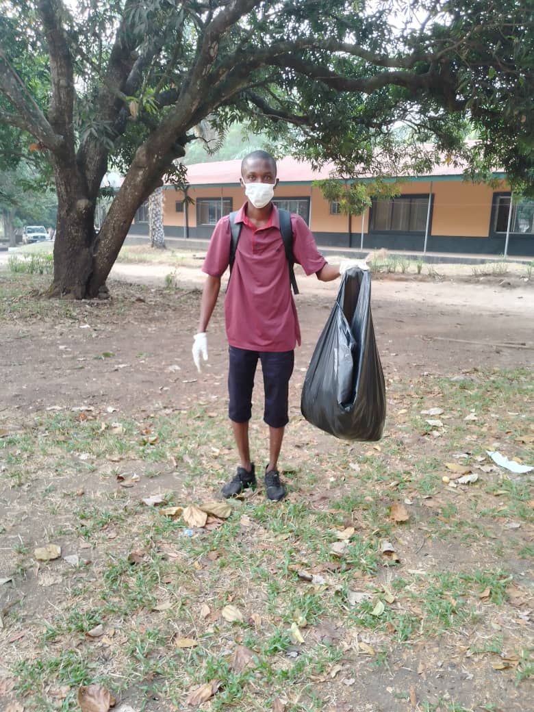 AlphaAm50113087's tweet photo. As part of the CEU-UniMak project, Dear Plastic conducted a cleaning exercise last week at the Fatima Campus of the University of Makeni. The activity brought together the Dear Plastic team and UniMak support staff ( cleaners). https://t.co/QvavHEfpA7
