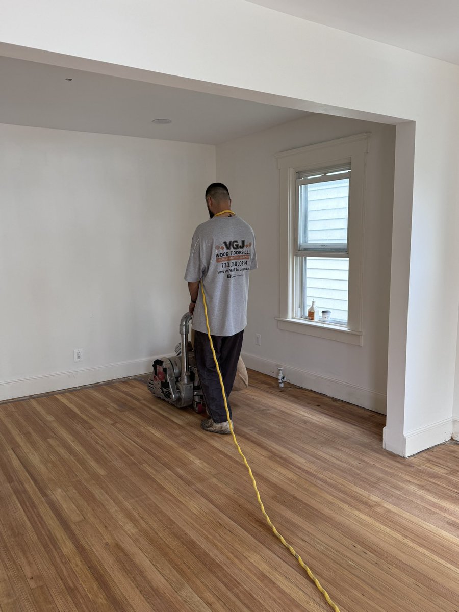 vgjfloors's tweet photo. Before and after. Don’t forget if you have any questions or need anything don’t hesitate to call us or text us by 732-768-0854. #woodrefinish #sanding #floor #bona #fyp #HomeImprovement #realinvestment #pine #pinefloor https://t.co/vMvWQUALIh