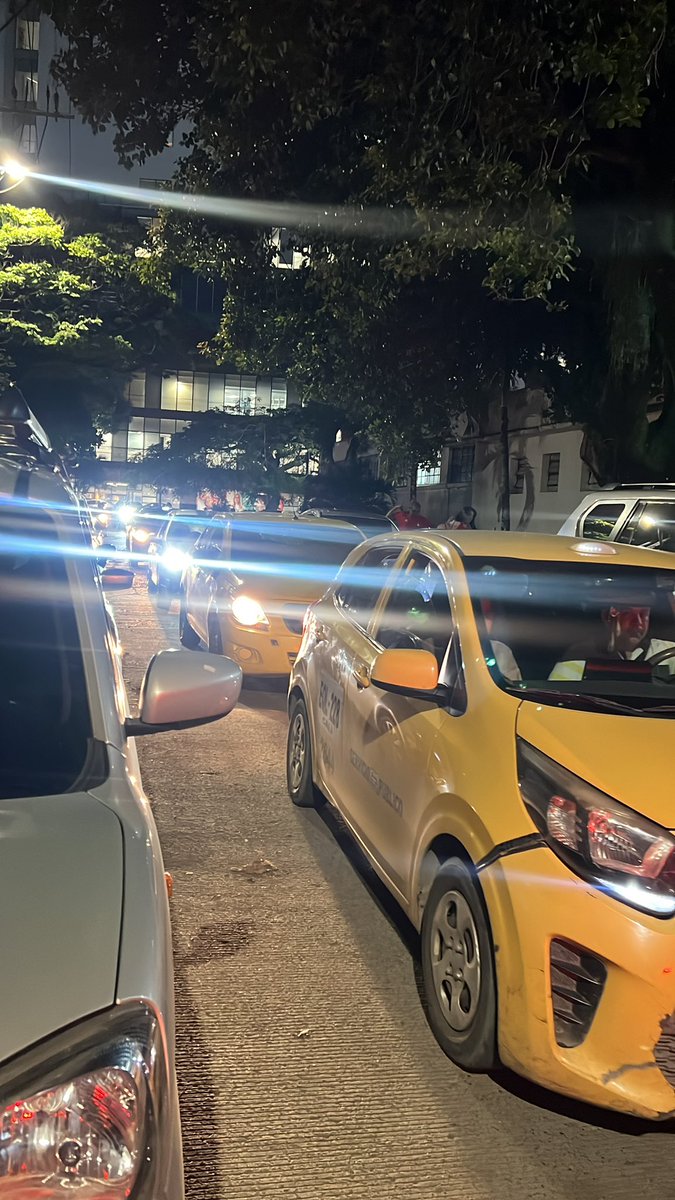 tathan81's tweet photo. @MovilidadCali @AlcaldiaDeCali   Un SOS EN LA calle 5b2 sector imbanaco al estadio colapsado en ambos carriles por vehículos mal parqueados !! Afectan tranquilidad y movilidad del sector ! https://t.co/g4RvKACWy4