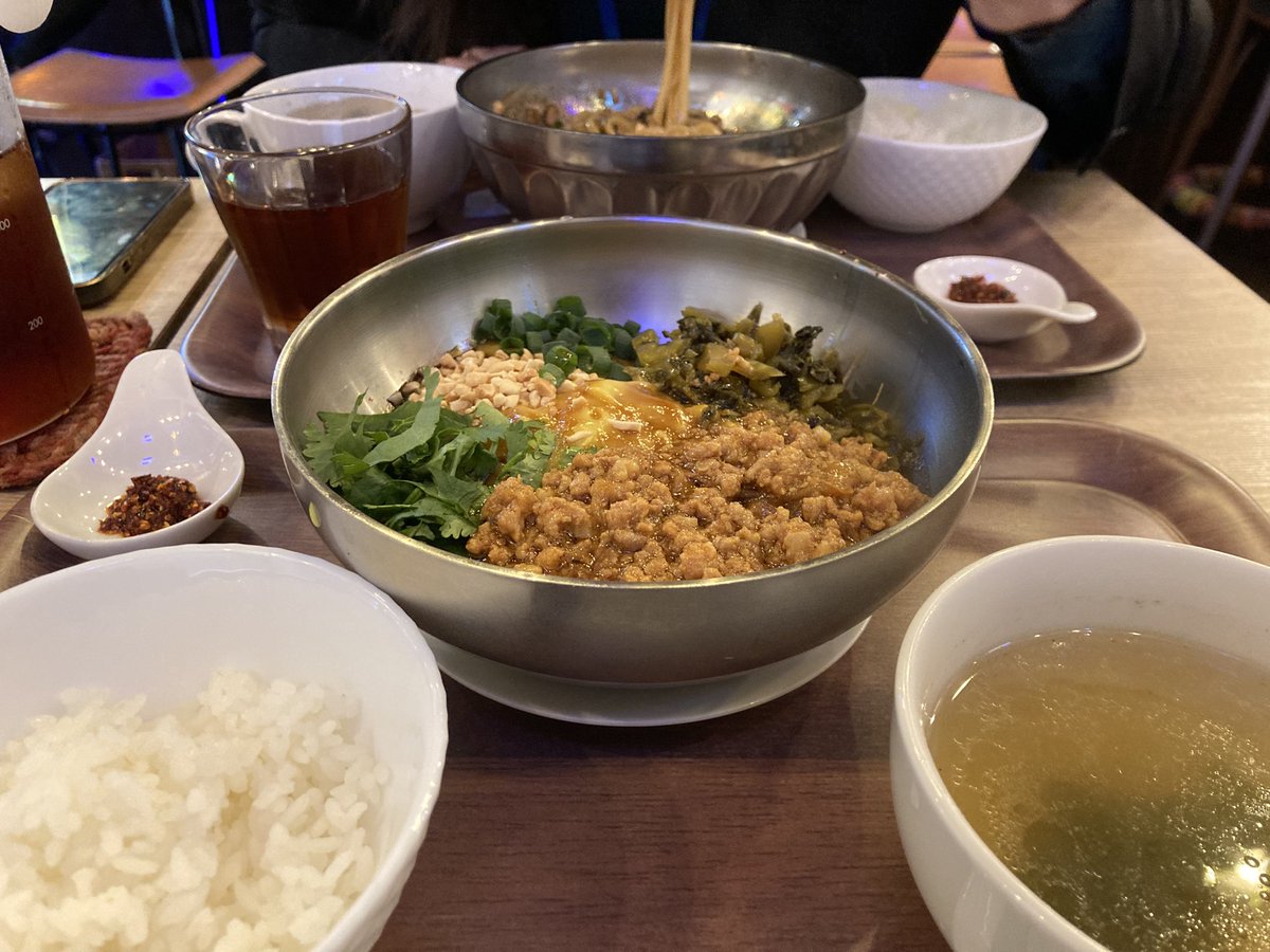 おはようございます🤖
オフィス周辺ランチ紹介〜👏🏻

【アジアン酒場　親の家】
ミャンマー料理です！
私はすっかりハマって、もう3回目です🫣
麺料理には小ライスもつけられます🍚
私はパクチーloverですが、苦手な方は抜いてもらえます🫶🏻

#IT企業 
#三田ランチ
#企業公式が朝の挨拶を言い合う
