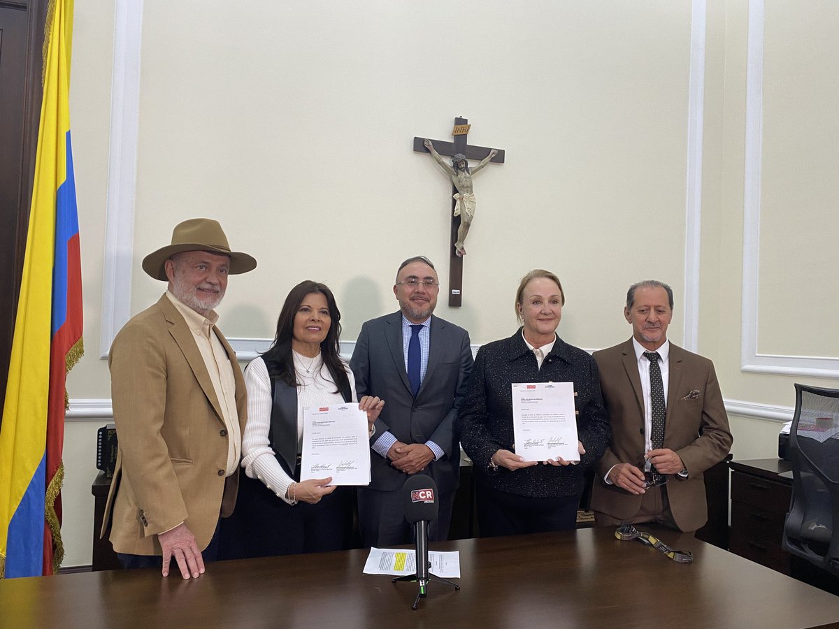 JaimeRCamara's tweet photo. ¡Buenas noticias para el campo colombiano! Radicamos el proyecto de ley que crea el Fondo de Estabilización de Precios del Arroz. 
¡Nuestros arroceros no están solos! Esta es una oportunidad real para que el esfuerzo del campesino tenga el valor justo que merece. https://t.co/pc7otOH8p2