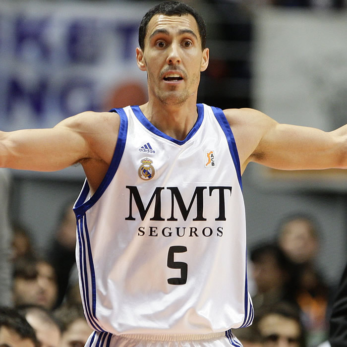 RealmadridBBALL's tweet photo. #HalaMadrid
#TalDíaComoHoy, en 2011, Pablo PRIGIONI (BASE, 1,86, 1977) consiguió un #Triple6 (8 pun. 6 asi. 6 rec.) con el @RMBaloncesto en LIGA ACB contra REGAL F.C. BARCELONA
El REAL MADRID ganó por 77 - 72 https://t.co/aKXUw80EEA