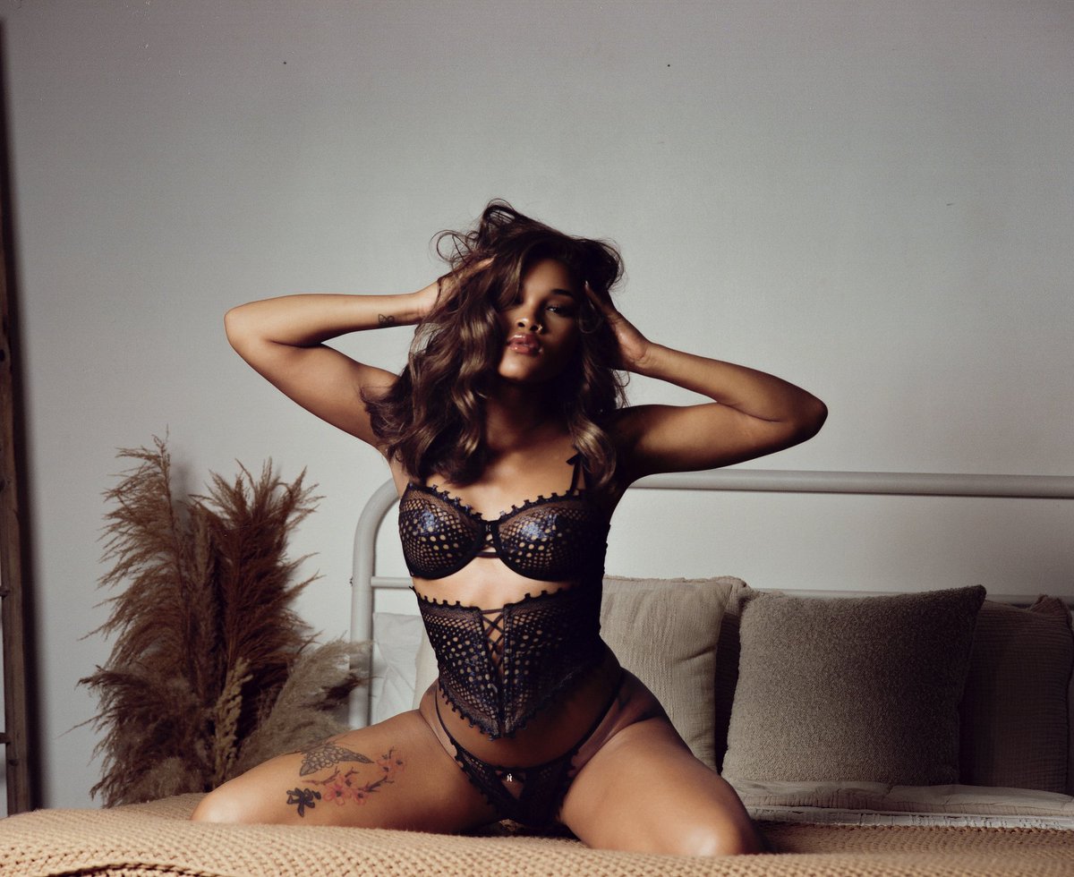 DPhotographyyy's tweet photo. @SavageXFenty 

Mamiya RZ67 
Cinestill 400D 
#mamiyarz67 #cinestill400d https://t.co/D3HdZmX7Qi