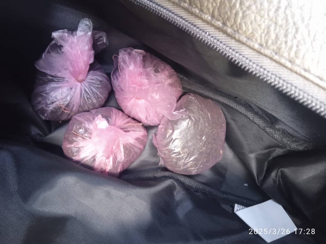 DefendiendoCuba's tweet photo. Se detienen 4️⃣ ciudadanos que pretendían traficar marihuana en la capital, procedente de la Isla de la Juventud. 👇

El enfrentamiento a la droga es una prioridad para nuestro país.‼️Sin tregua contra este flagelo‼️

#ToleranciaCero 
#ContraLasDrogasSeGana
#DefendiendoCuba🇨🇺💪❤️ https://t.co/Y8MthgPGvG