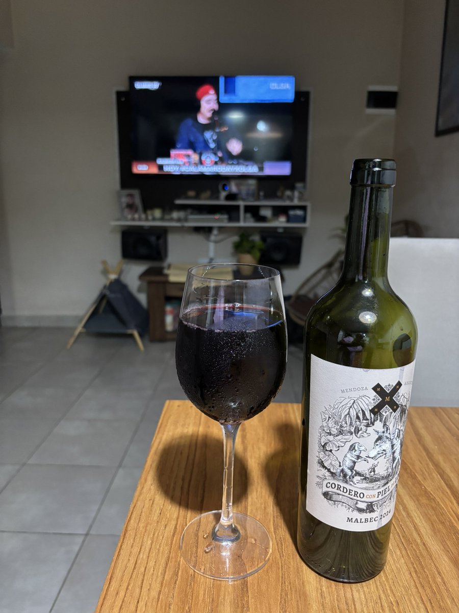 formagnana's tweet photo. #CALAMARODAYXOLGA  Asi se mira ! Con un vinito !! Gracias por esto!! Me quedan 6 tubos de vino https://t.co/vz0cNRMb3J