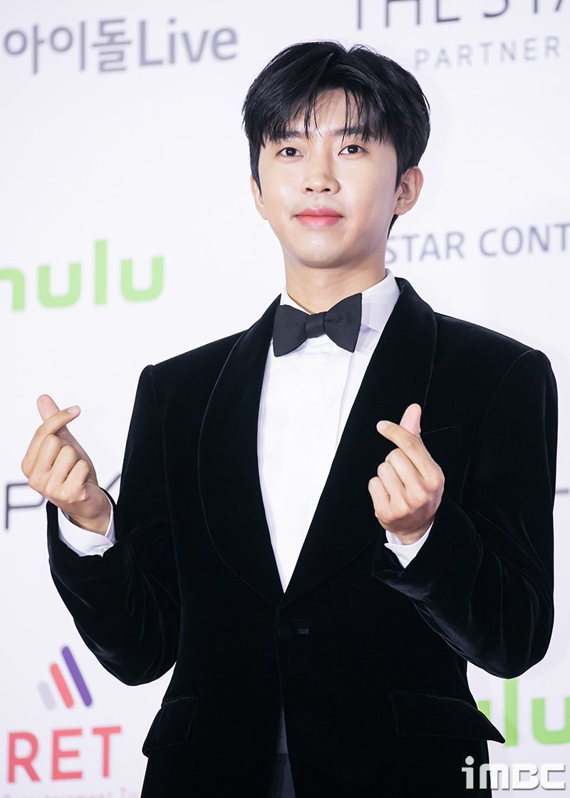 imbcenews's tweet photo. 임영웅, 새 싱글 발표…'천국보다 아름다운'과 콜라보 
#임영웅 #LimYoungWoong #천국보다아름다운 #HeavenlyEverAfter 
#JTBC #토일드라마 #드라마OST #싱글발매 #iMBC연예 

임영웅과 JTBC 새 토일드라마 ‘천국보다 아름다운’의 문구로 시작되는 티저는 잔잔하고 서정적인 멜로디와 함께 출연 배우 김혜자와 손석구의 다정한 모습이 조화를 이루며 보는 이들의 마음을 따뜻하게 만들고 있다.

특히 영상 말미에 흘러나오는 임영웅 특유의 따뜻하고 부드러운 목소리와 ‘아름다웠던 모든 날. 눈이 부시던 모든 날’이라는 가사의 한 부분도 흘러나와 감성을 자극하는 건 물론, 콜라보 한 싱글에 대한 기대치까지 높이고 있다.

잔잔한 여운을 남기며 웰메이드 콜라보 탄생을 예고한 임영웅은 앞서 노래 ‘사랑은 늘 도망가’와 ‘우리들의 블루스’, ‘모래 알갱이’로 드라마와 영화의 감동을 극대화 시킨 바 있어 이번에도 대중의 궁금증이 더해지고 있다.

🔗https://t.co/TQaCoUpehE